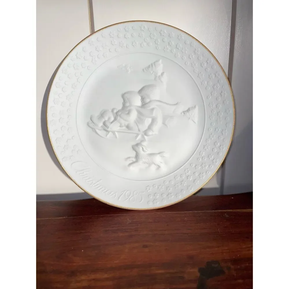 Vintage Avon Christmas plate 1985 white with gold trim